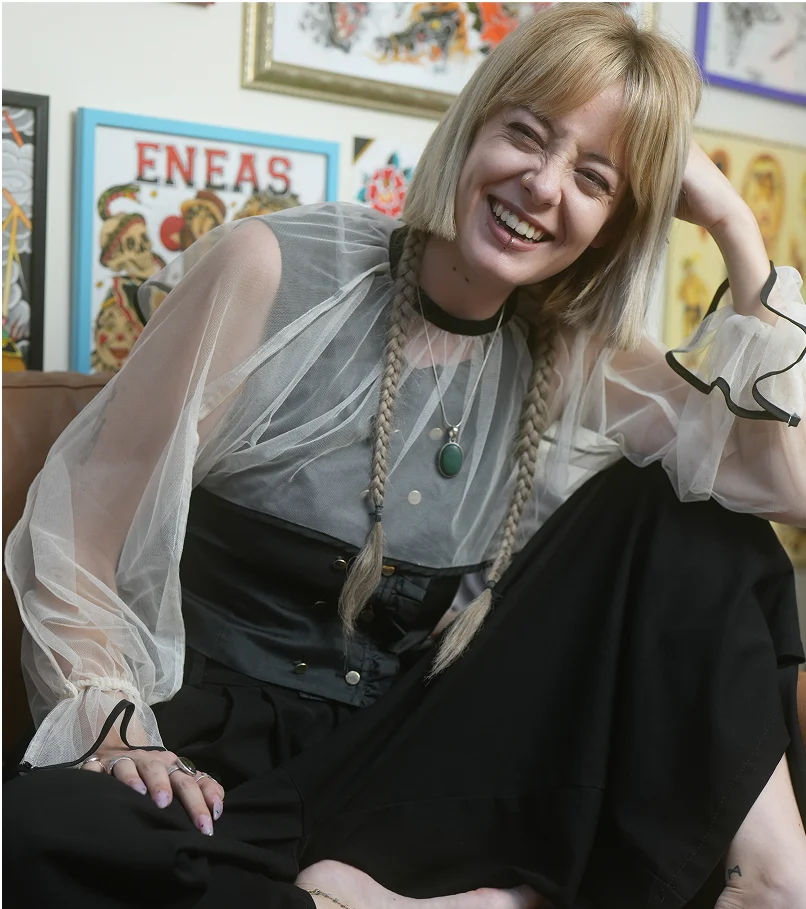 Miriam Beck von Alchemy Zürich, lachend im Studio